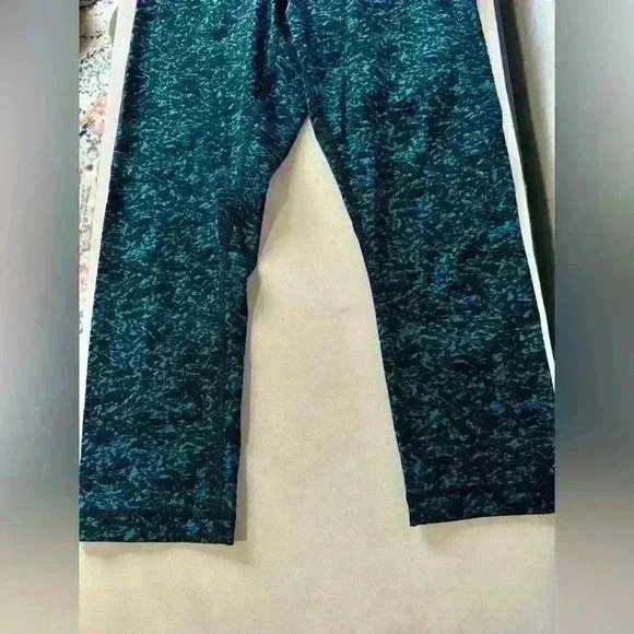 Lululemon Wunder Under Crop (Hi-Rise) (21")
Iced Wave Capri Black/Blue, Size 8 - Picture 2 of 7